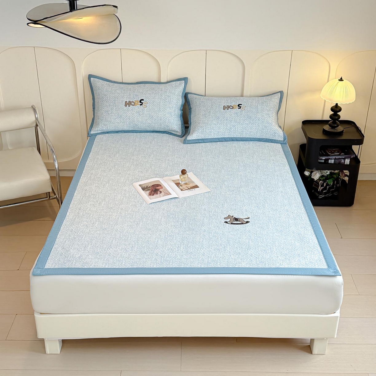 91家纺网 家纺一手货源 找家纺 帅露家纺 2026新款A类PE中分子绣花软凉席席子-慢摇时光 平铺款-慢摇时光蓝