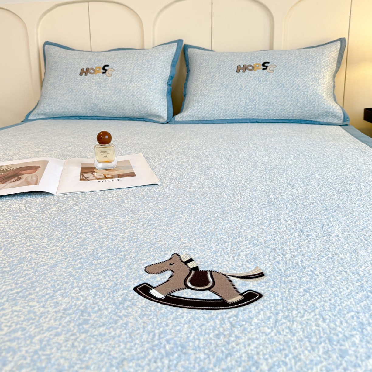 91家纺网 家纺一手货源 找家纺 帅露家纺 2026新款A类PE中分子绣花软凉席席子-慢摇时光 平铺款-慢摇时光蓝