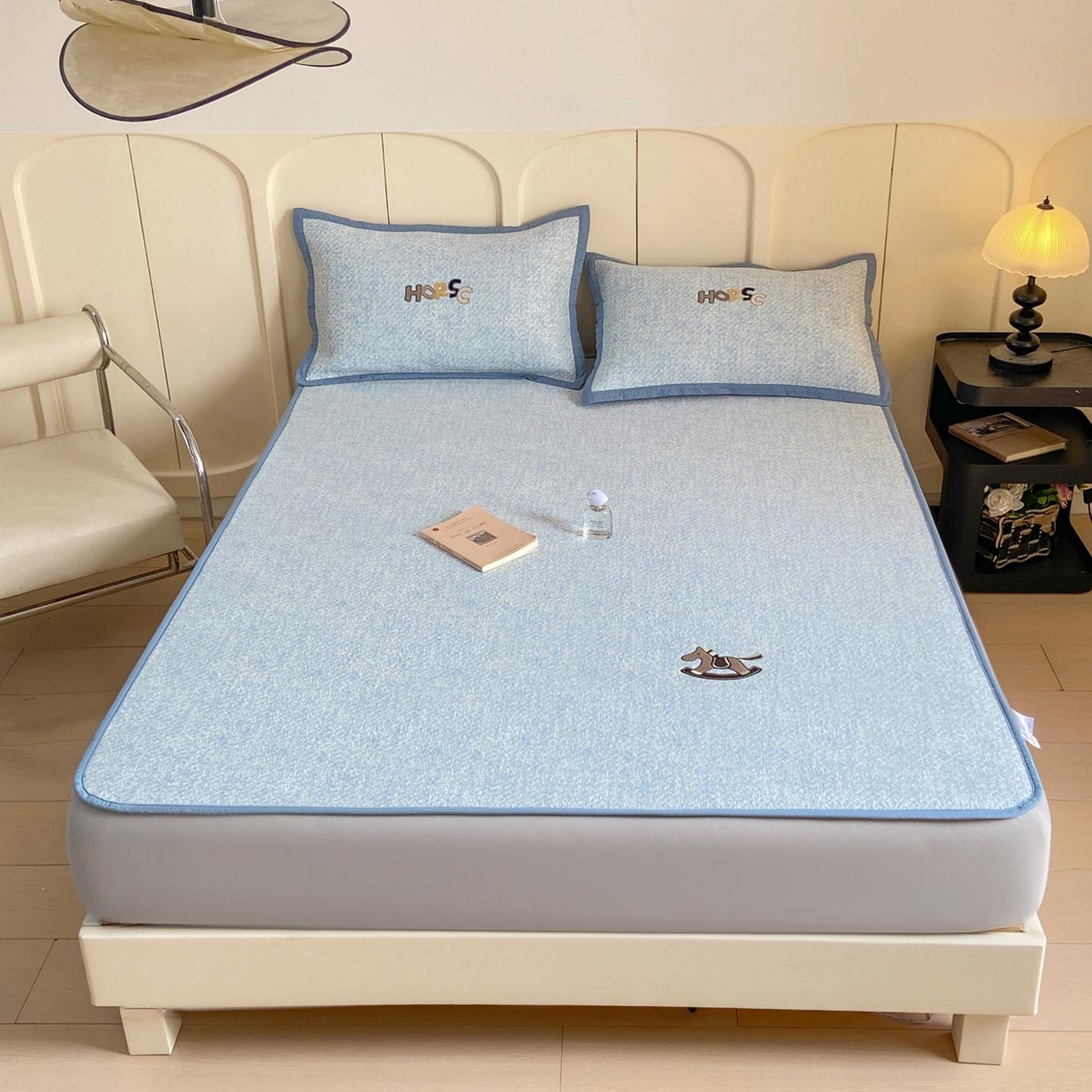 91家纺网 家纺一手货源 找家纺 帅露家纺 2026新款A类PE中分子绣花软凉席席子-慢摇时光 床笠款-慢摇时光蓝