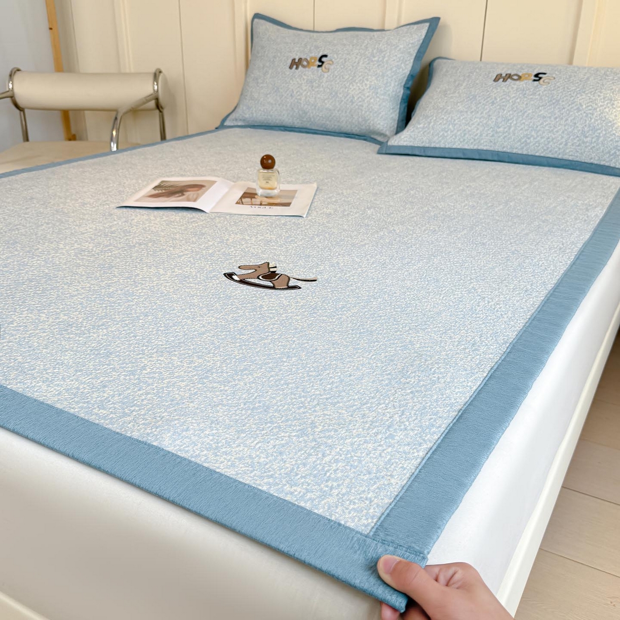 91家纺网 家纺一手货源 找家纺 帅露家纺 2026新款A类PE中分子绣花软凉席席子-慢摇时光 平铺款-慢摇时光蓝