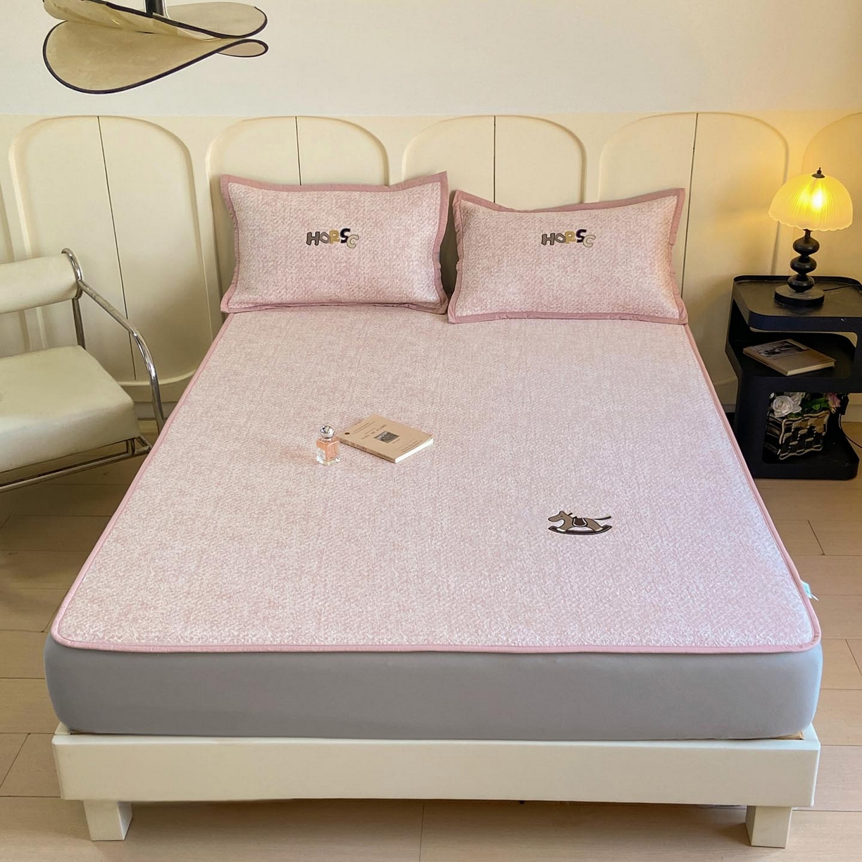 91家纺网 家纺一手货源 找家纺 帅露家纺 2026新款A类PE中分子绣花软凉席席子-慢摇时光 床笠款-慢摇时光粉