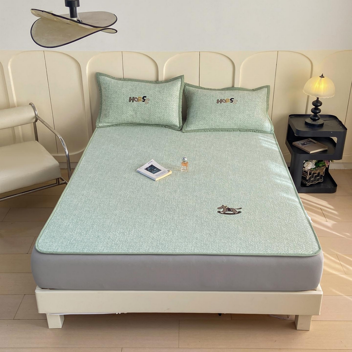 91家纺网 家纺一手货源 找家纺 帅露家纺 2026新款A类PE中分子绣花软凉席席子-慢摇时光 床笠款-慢摇时光绿