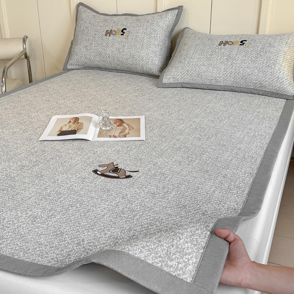 91家纺网 家纺一手货源 找家纺 帅露家纺 2026新款A类PE中分子绣花软凉席席子-慢摇时光 平铺款-慢摇时光灰