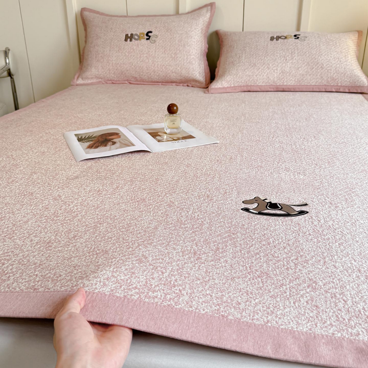 91家纺网 家纺一手货源 找家纺 帅露家纺 2026新款A类PE中分子绣花软凉席席子-慢摇时光 平铺款-慢摇时光粉