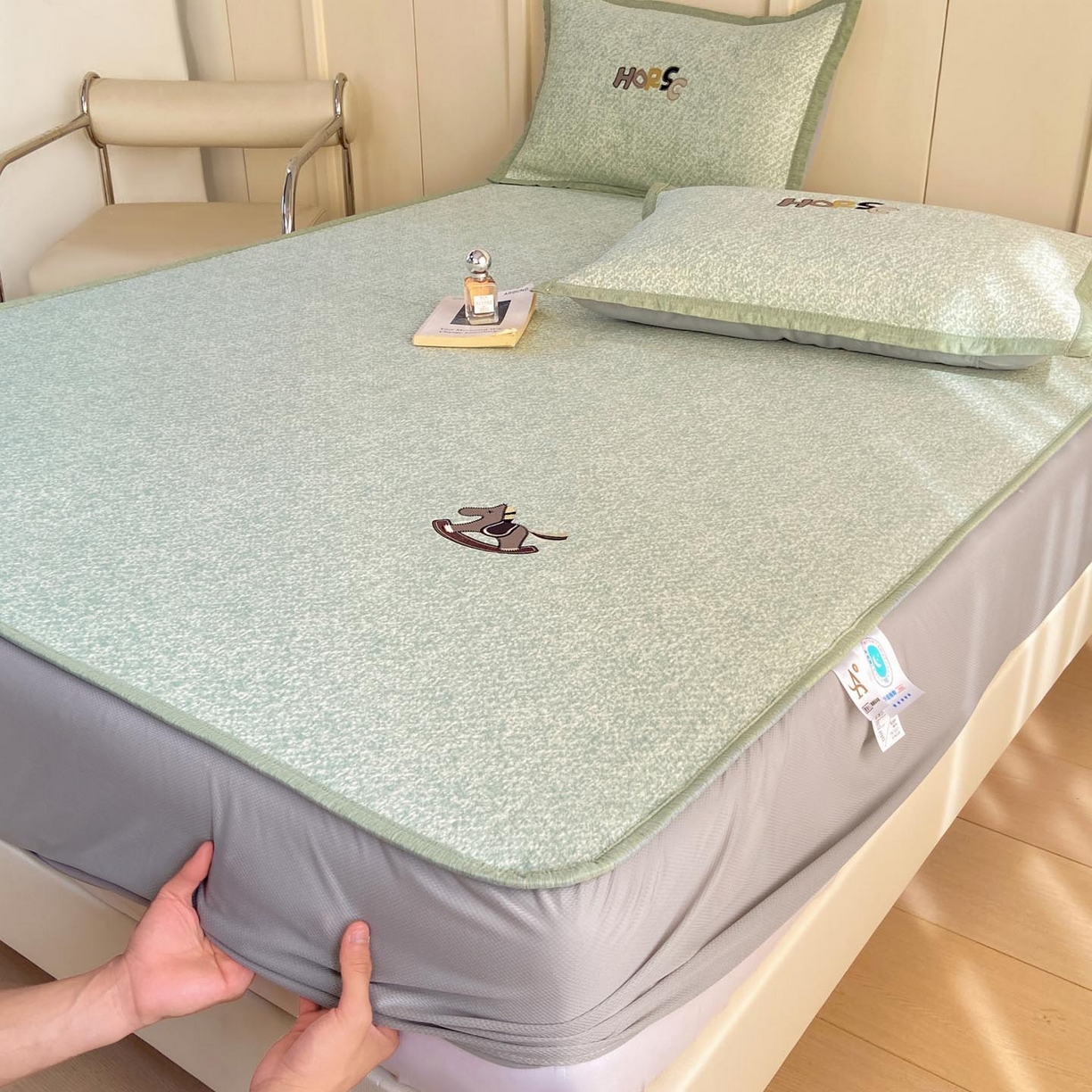 91家纺网 家纺一手货源 找家纺 帅露家纺 2026新款A类PE中分子绣花软凉席席子-慢摇时光 床笠款-慢摇时光绿