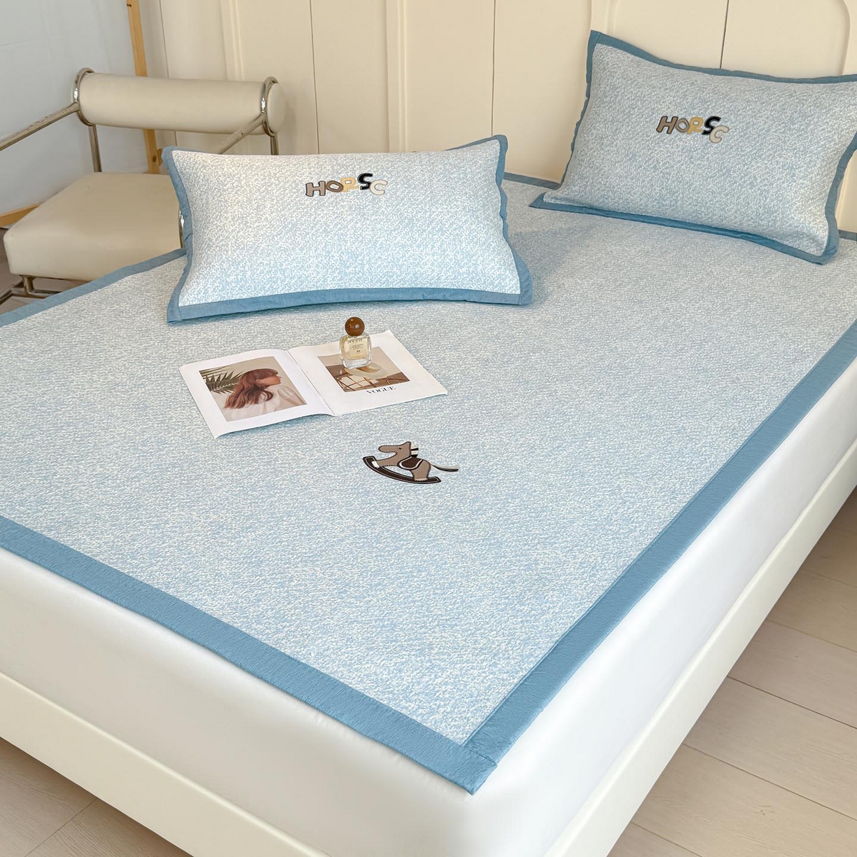 91家纺网 家纺一手货源 找家纺 帅露家纺 2026新款A类PE中分子绣花软凉席席子-慢摇时光 平铺款-慢摇时光蓝