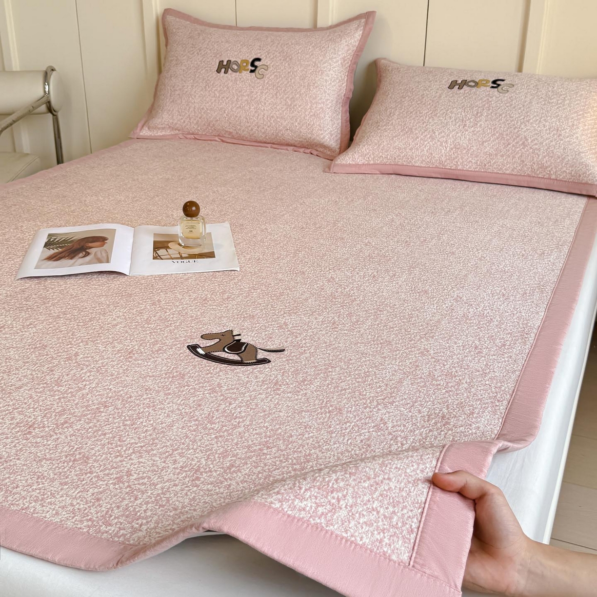 91家纺网 家纺一手货源 找家纺 帅露家纺 2026新款A类PE中分子绣花软凉席席子-慢摇时光 平铺款-慢摇时光粉