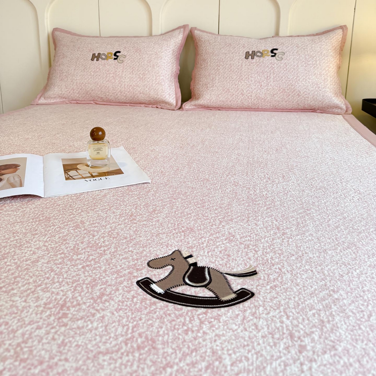 91家纺网 家纺一手货源 找家纺 帅露家纺 2026新款A类PE中分子绣花软凉席席子-慢摇时光 平铺款-慢摇时光粉