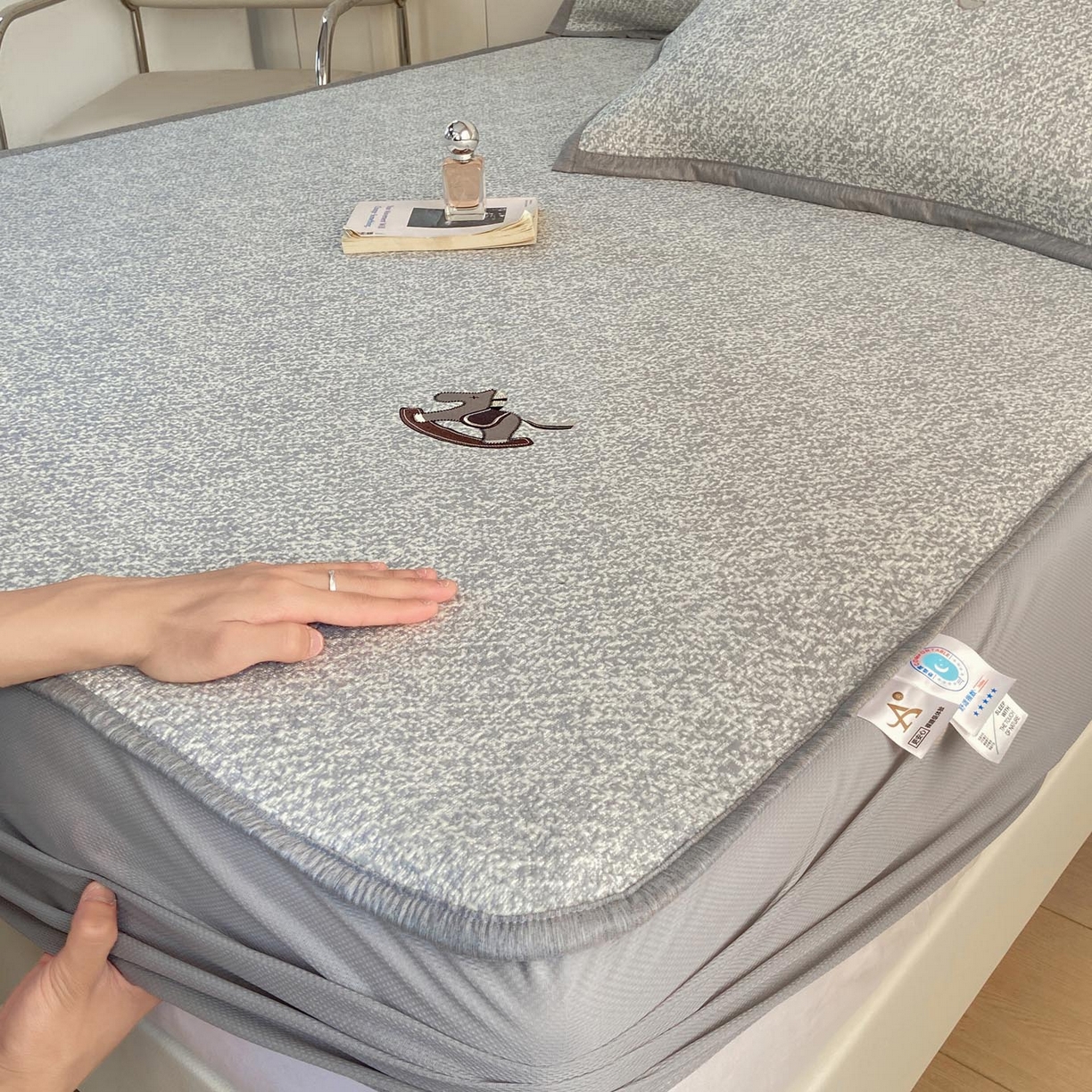 91家纺网 家纺一手货源 找家纺 帅露家纺 2026新款A类PE中分子绣花软凉席席子-慢摇时光 床笠款-慢摇时光灰