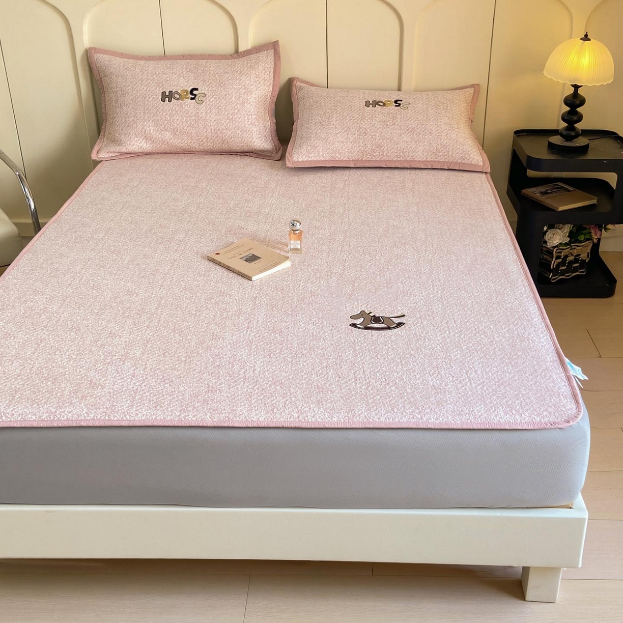 91家纺网 家纺一手货源 找家纺 帅露家纺 2026新款A类PE中分子绣花软凉席席子-慢摇时光 床笠款-慢摇时光粉