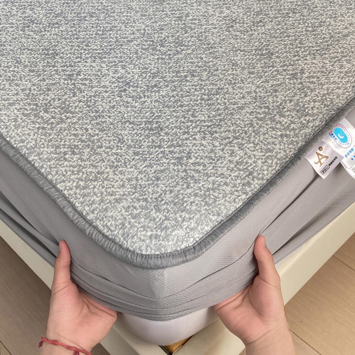 91家纺网 家纺一手货源 找家纺 帅露家纺 2026新款A类PE中分子绣花软凉席席子-慢摇时光 床笠款-慢摇时光灰