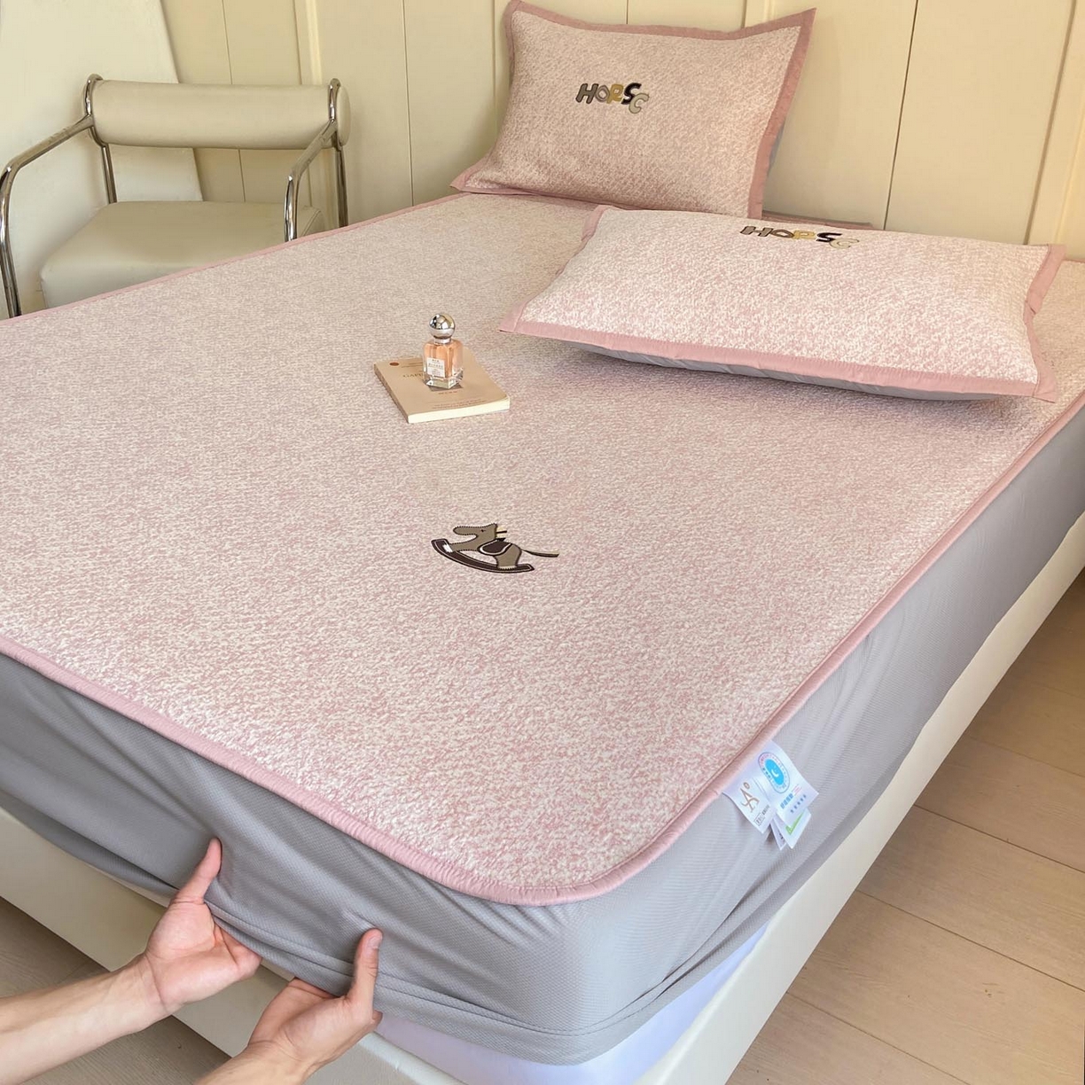 91家纺网 家纺一手货源 找家纺 帅露家纺 2026新款A类PE中分子绣花软凉席席子-慢摇时光 床笠款-慢摇时光粉