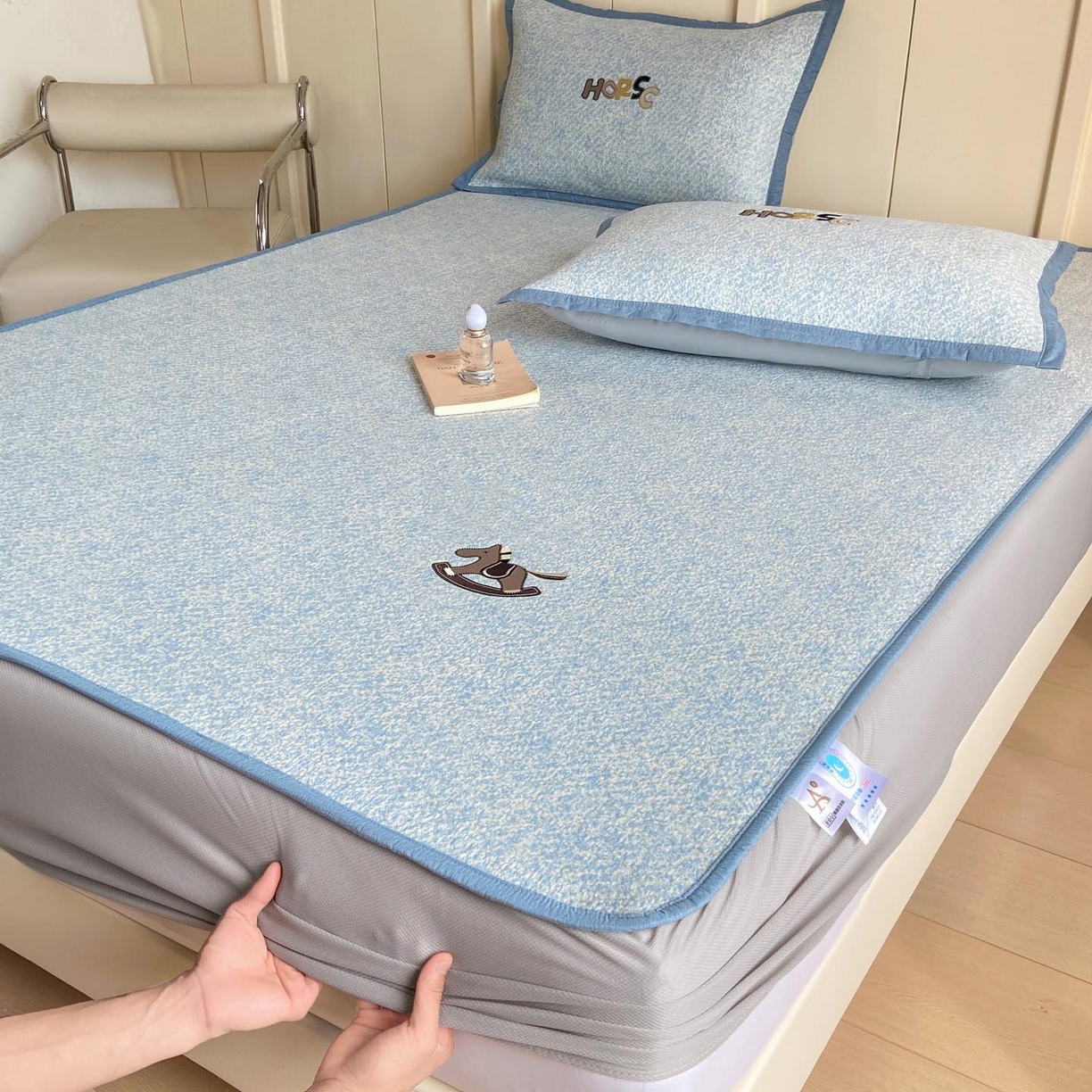 91家纺网 家纺一手货源 找家纺 帅露家纺 2026新款A类PE中分子绣花软凉席席子-慢摇时光 床笠款-慢摇时光蓝