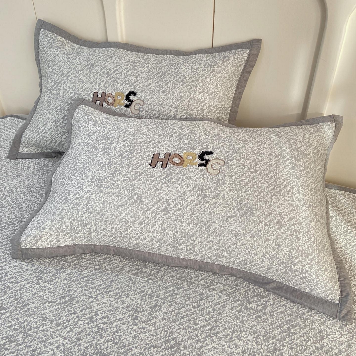 91家纺网 家纺一手货源 找家纺 帅露家纺 2026新款A类PE中分子绣花软凉席席子-慢摇时光 床笠款-慢摇时光灰