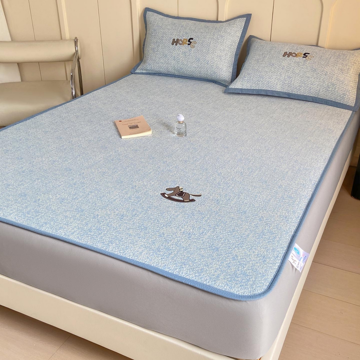 91家纺网 家纺一手货源 找家纺 帅露家纺 2026新款A类PE中分子绣花软凉席席子-慢摇时光 床笠款-慢摇时光蓝