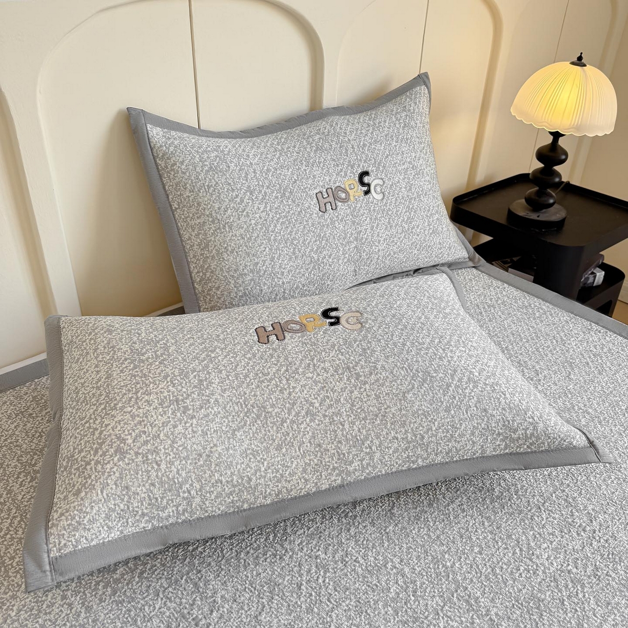 91家纺网 家纺一手货源 找家纺 帅露家纺 2026新款A类PE中分子绣花软凉席席子-慢摇时光 平铺款-慢摇时光灰