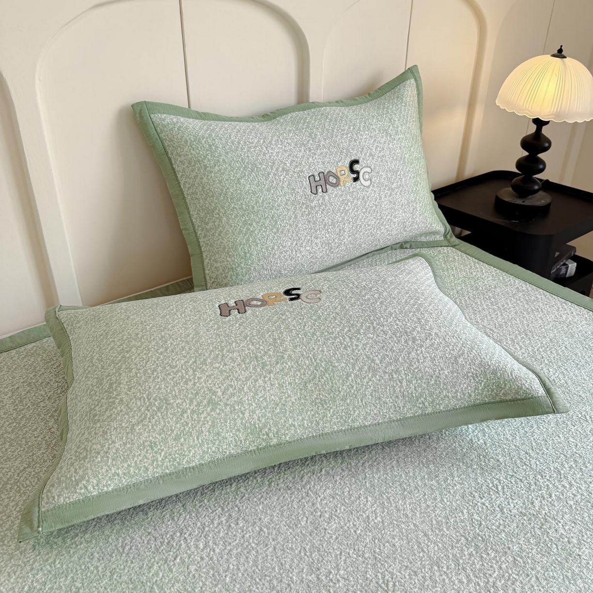 91家纺网 家纺一手货源 找家纺 帅露家纺 2026新款A类PE中分子绣花软凉席席子-慢摇时光 平铺款-慢摇时光绿