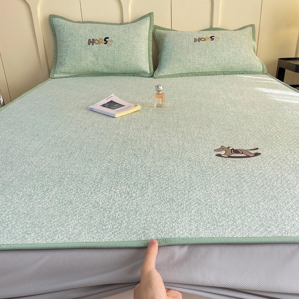 91家纺网 家纺一手货源 找家纺 帅露家纺 2026新款A类PE中分子绣花软凉席席子-慢摇时光 床笠款-慢摇时光绿