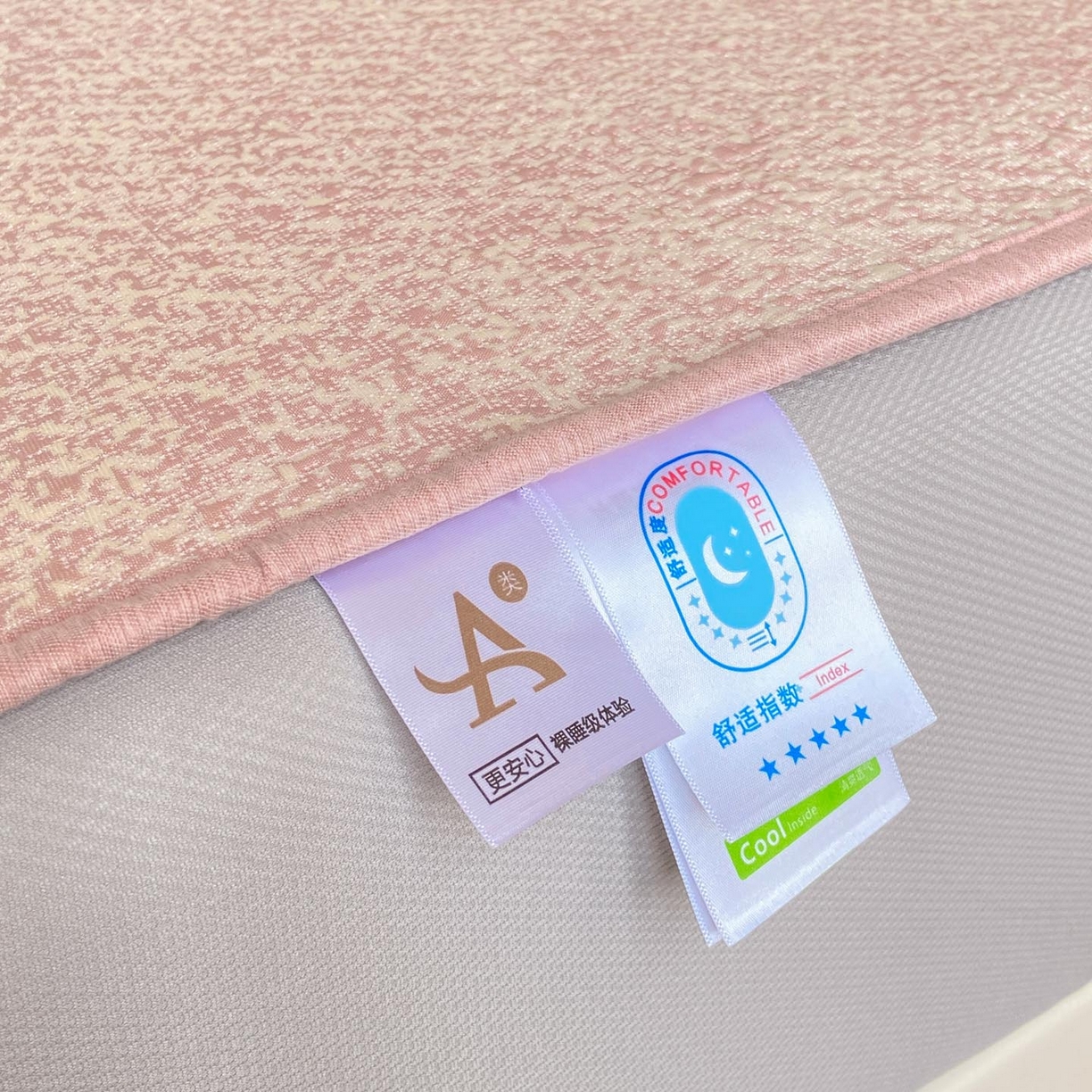 91家纺网 家纺一手货源 找家纺 帅露家纺 2026新款A类PE中分子绣花软凉席席子-慢摇时光 床笠款-慢摇时光粉