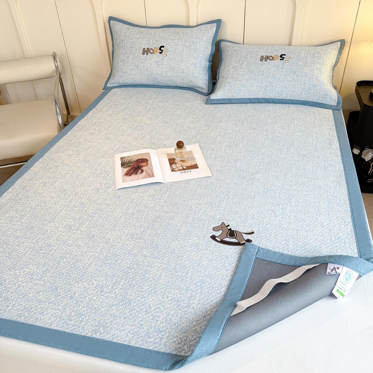 91家纺网 家纺一手货源 找家纺 帅露家纺 2026新款A类PE中分子绣花软凉席席子-慢摇时光 平铺款-慢摇时光蓝