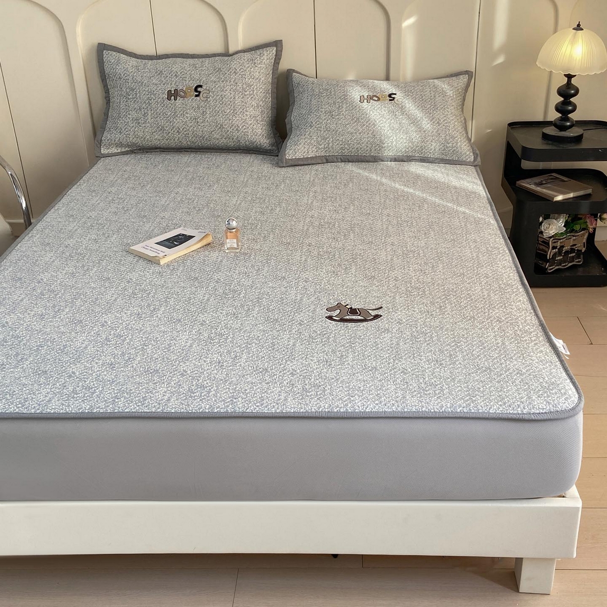 91家纺网 家纺一手货源 找家纺 帅露家纺 2026新款A类PE中分子绣花软凉席席子-慢摇时光 床笠款-慢摇时光灰