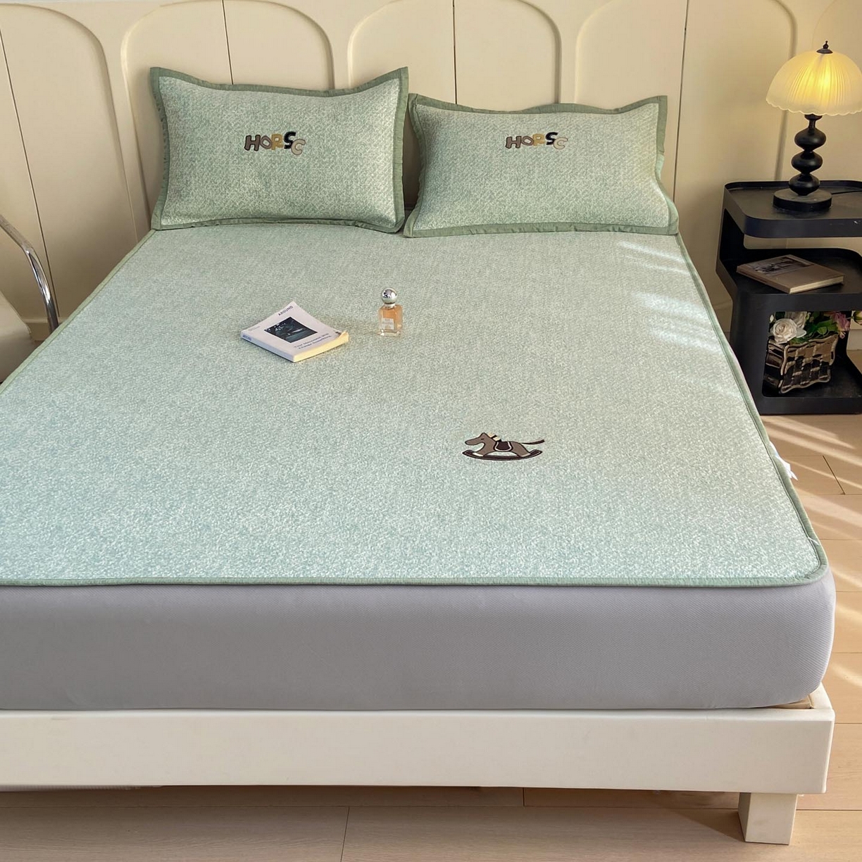 91家纺网 家纺一手货源 找家纺 帅露家纺 2026新款A类PE中分子绣花软凉席席子-慢摇时光 床笠款-慢摇时光绿