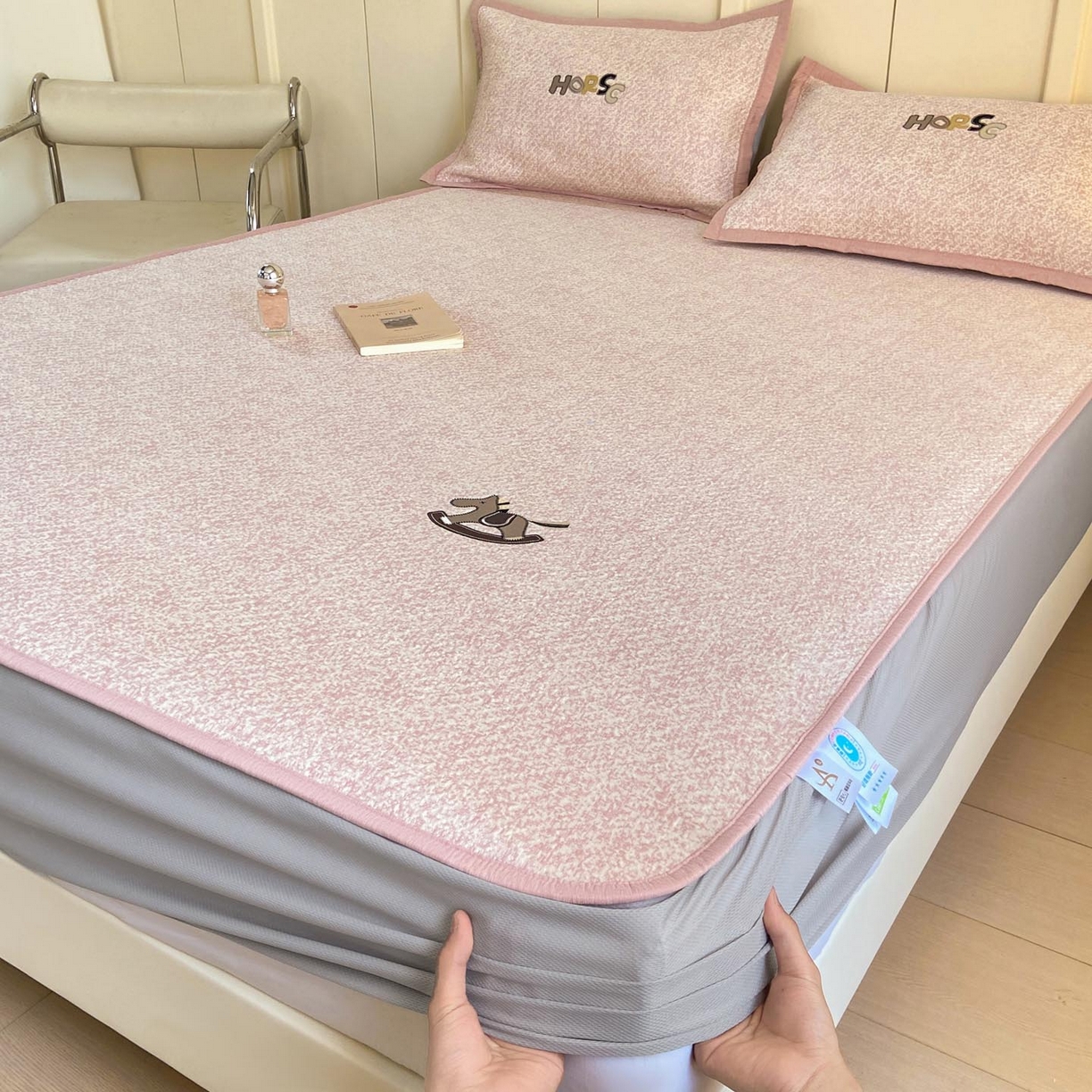 91家纺网 家纺一手货源 找家纺 帅露家纺 2026新款A类PE中分子绣花软凉席席子-慢摇时光 床笠款-慢摇时光粉