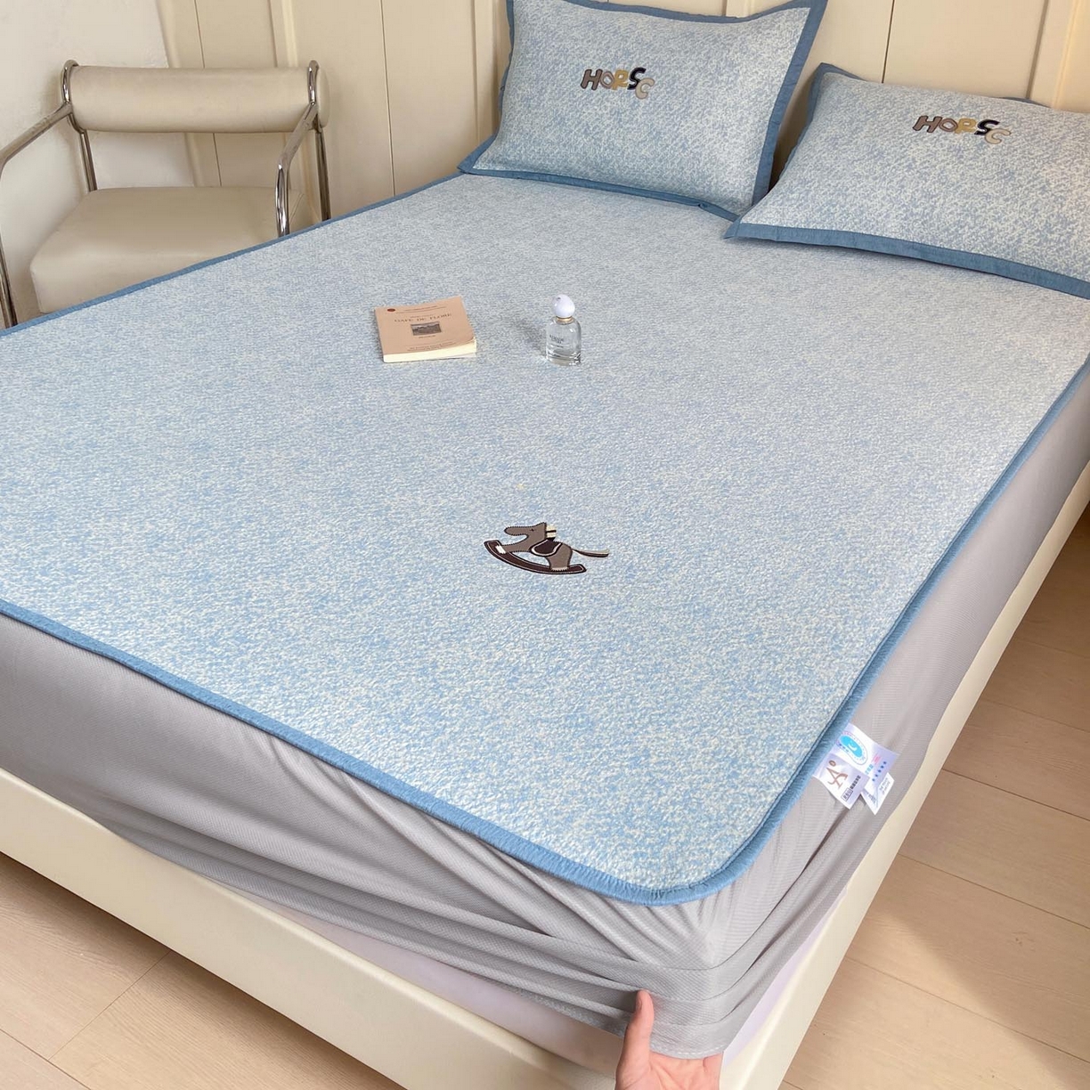 91家纺网 家纺一手货源 找家纺 帅露家纺 2026新款A类PE中分子绣花软凉席席子-慢摇时光 床笠款-慢摇时光蓝