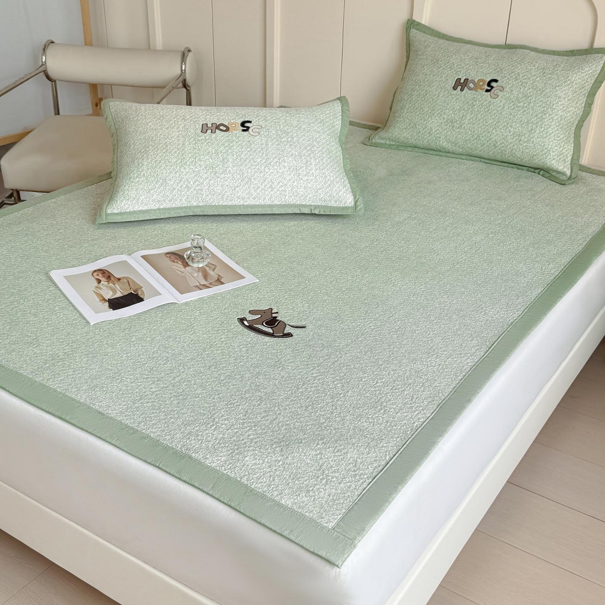 91家纺网 家纺一手货源 找家纺 帅露家纺 2026新款A类PE中分子绣花软凉席席子-慢摇时光 平铺款-慢摇时光绿