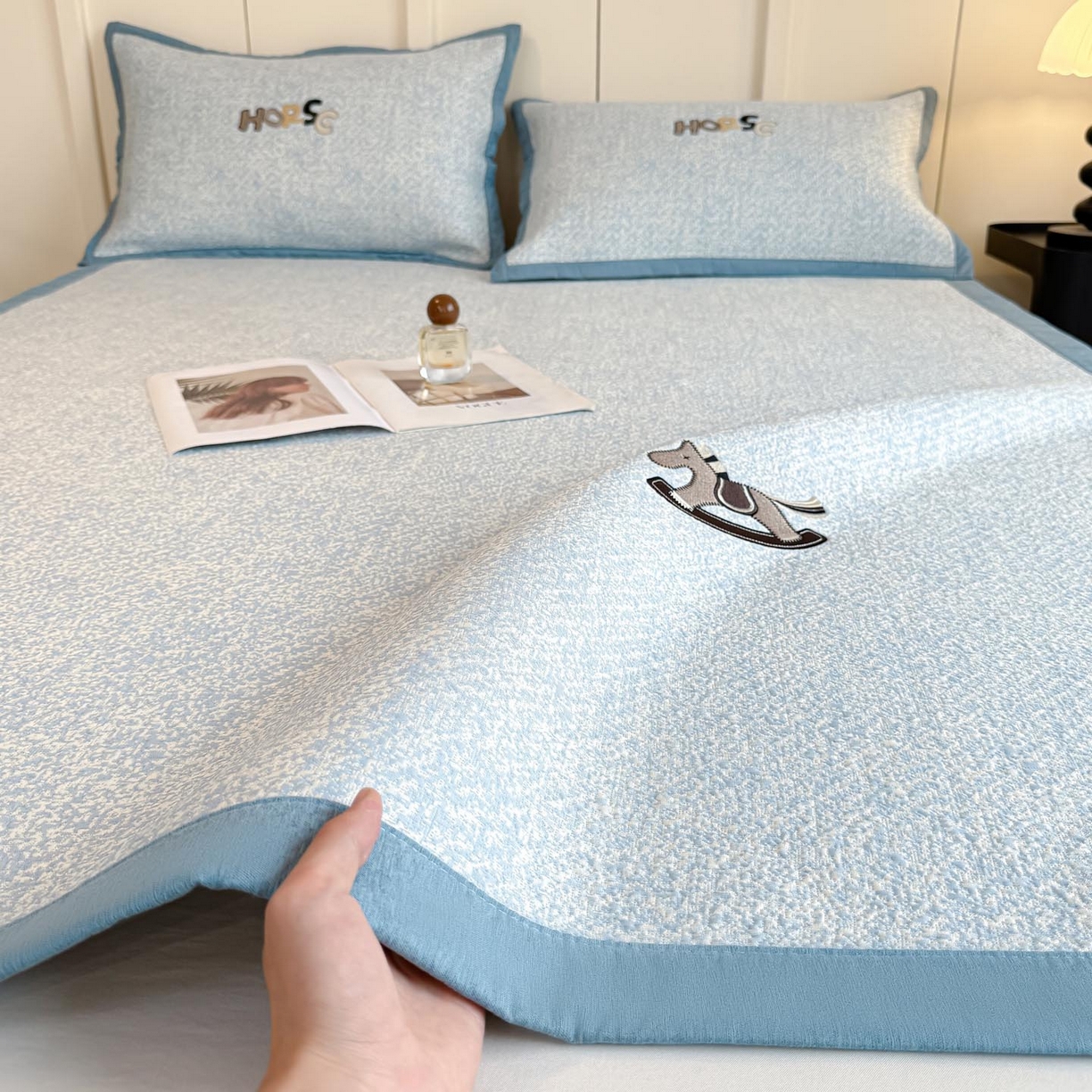 91家纺网 家纺一手货源 找家纺 帅露家纺 2026新款A类PE中分子绣花软凉席席子-慢摇时光 平铺款-慢摇时光蓝