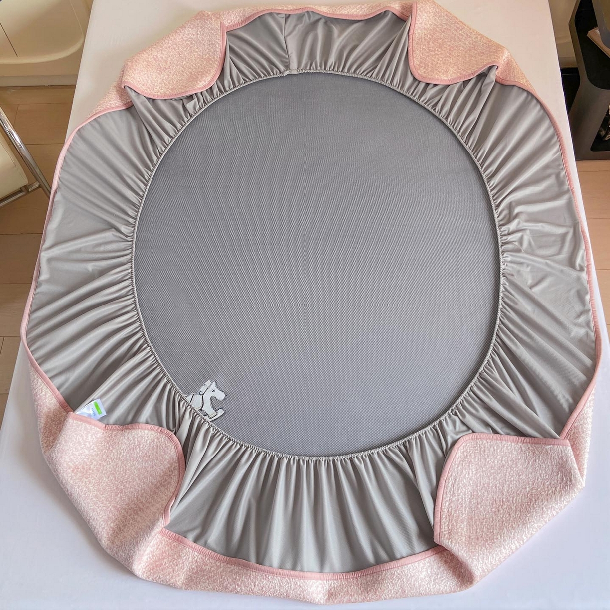 91家纺网 家纺一手货源 找家纺 帅露家纺 2026新款A类PE中分子绣花软凉席席子-慢摇时光 床笠款-慢摇时光粉