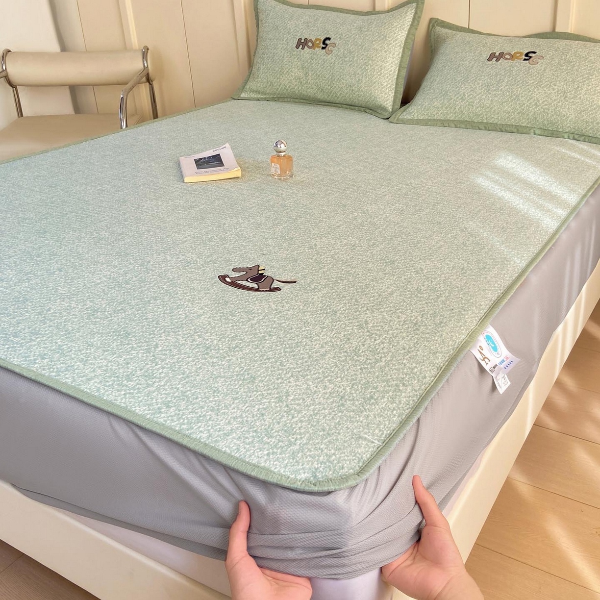 91家纺网 家纺一手货源 找家纺 帅露家纺 2026新款A类PE中分子绣花软凉席席子-慢摇时光 床笠款-慢摇时光绿