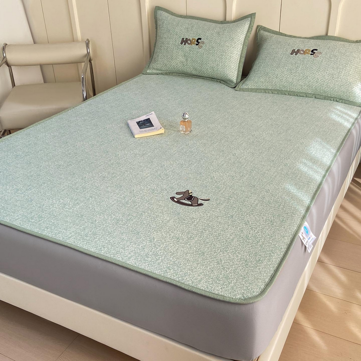 91家纺网 家纺一手货源 找家纺 帅露家纺 2026新款A类PE中分子绣花软凉席席子-慢摇时光 床笠款-慢摇时光绿