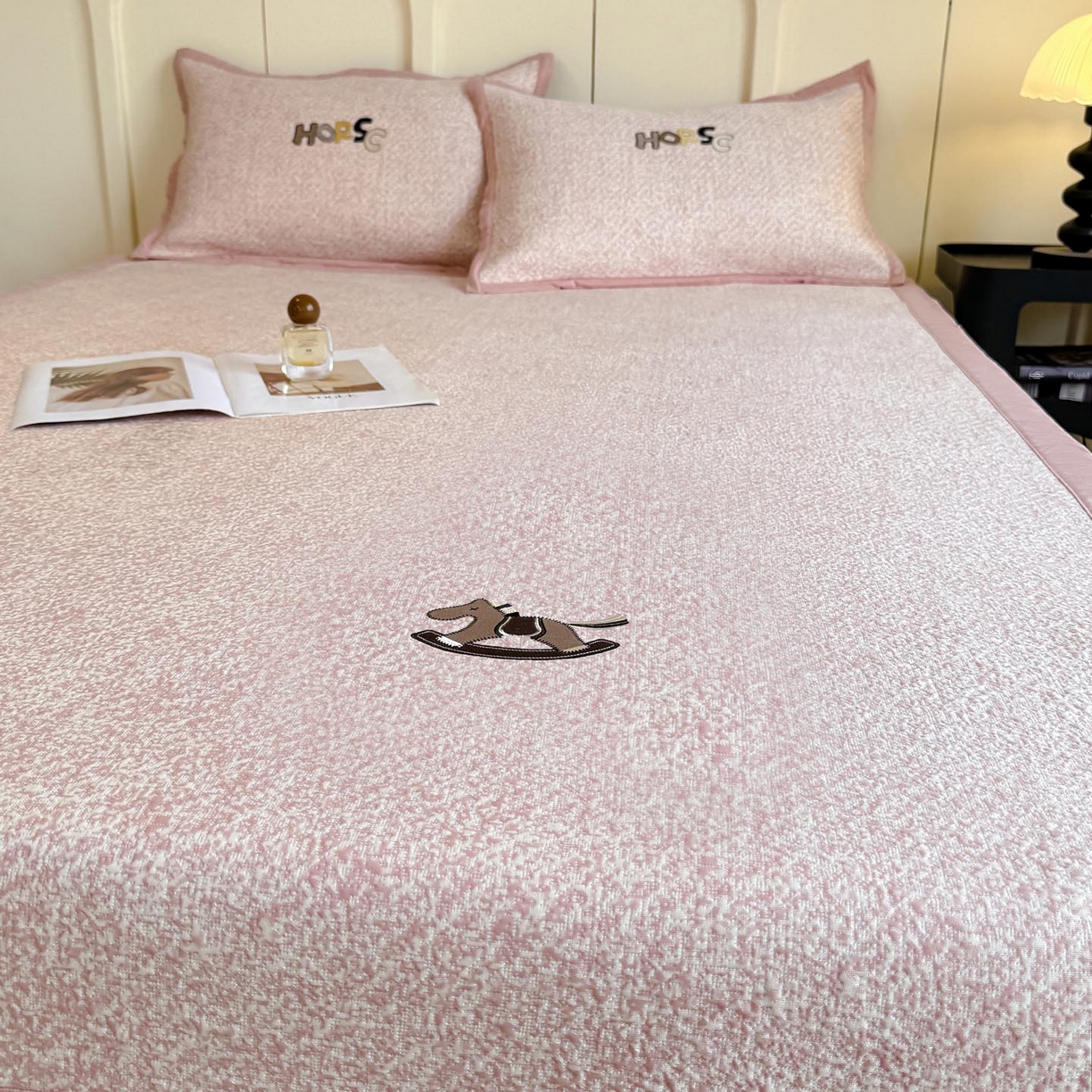 91家纺网 家纺一手货源 找家纺 帅露家纺 2026新款A类PE中分子绣花软凉席席子-慢摇时光 平铺款-慢摇时光粉