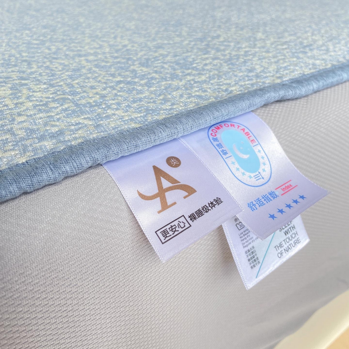 91家纺网 家纺一手货源 找家纺 帅露家纺 2026新款A类PE中分子绣花软凉席席子-慢摇时光 床笠款-慢摇时光蓝