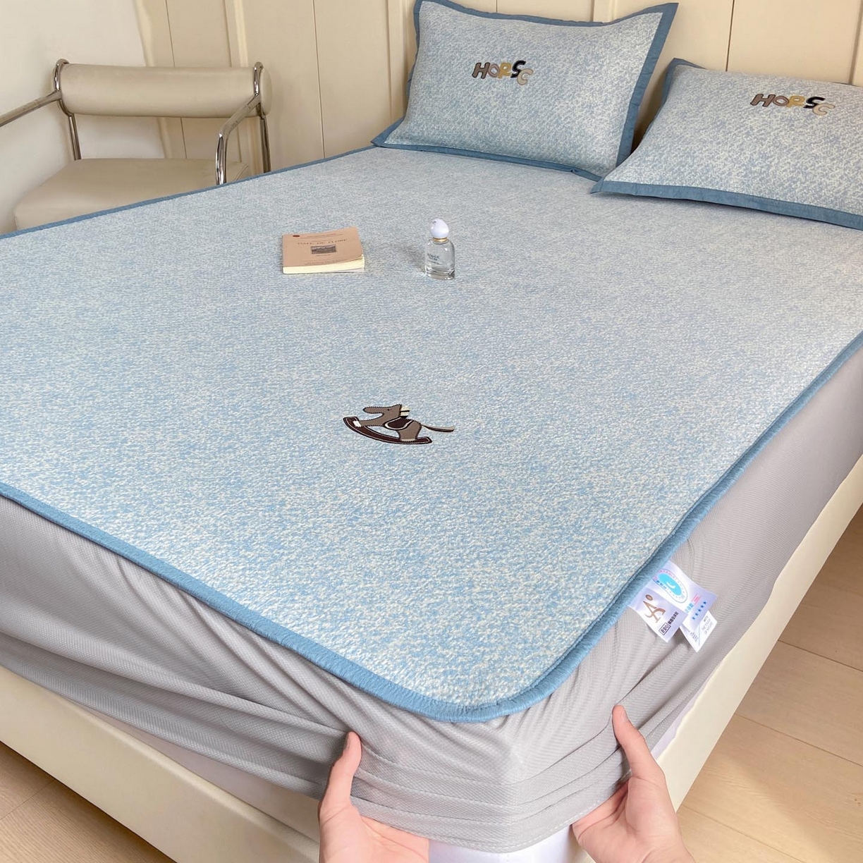 91家纺网 家纺一手货源 找家纺 帅露家纺 2026新款A类PE中分子绣花软凉席席子-慢摇时光 床笠款-慢摇时光蓝