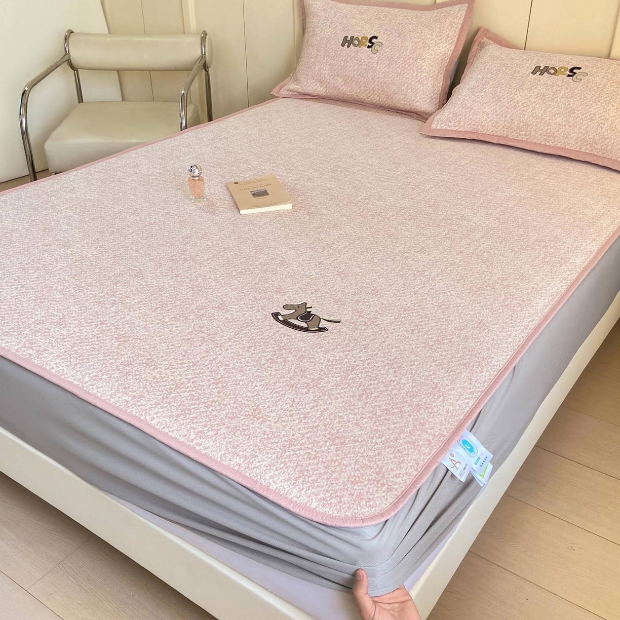 91家纺网 家纺一手货源 找家纺 帅露家纺 2026新款A类PE中分子绣花软凉席席子-慢摇时光 床笠款-慢摇时光粉