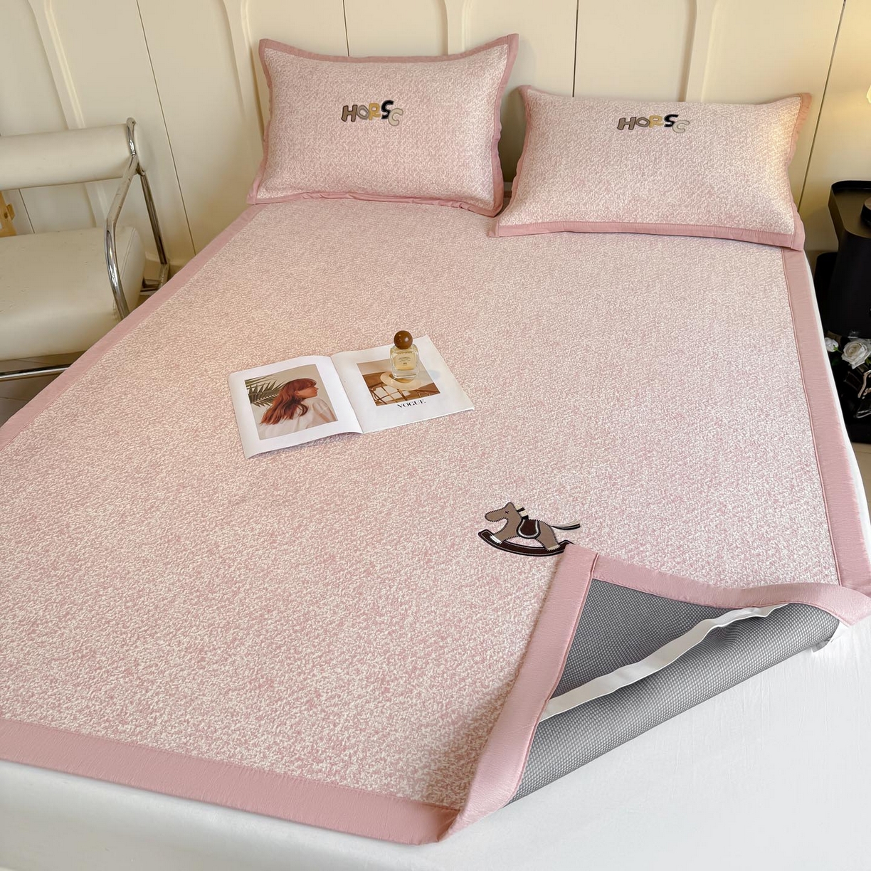 91家纺网 家纺一手货源 找家纺 帅露家纺 2026新款A类PE中分子绣花软凉席席子-慢摇时光 平铺款-慢摇时光粉