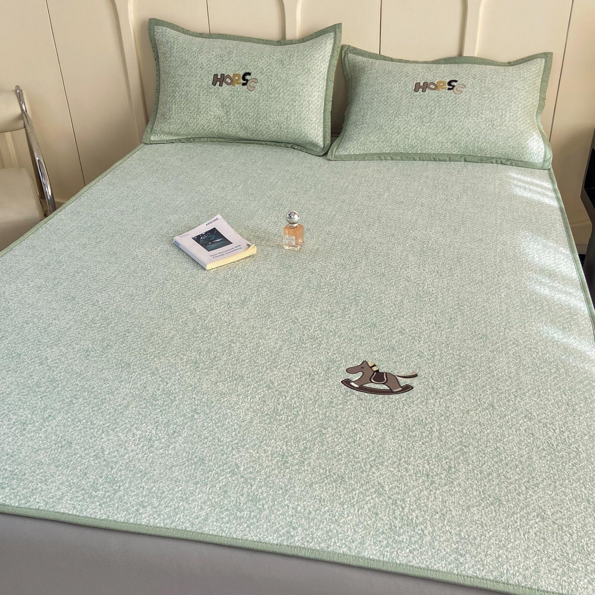 91家纺网 家纺一手货源 找家纺 帅露家纺 2026新款A类PE中分子绣花软凉席席子-慢摇时光 床笠款-慢摇时光绿