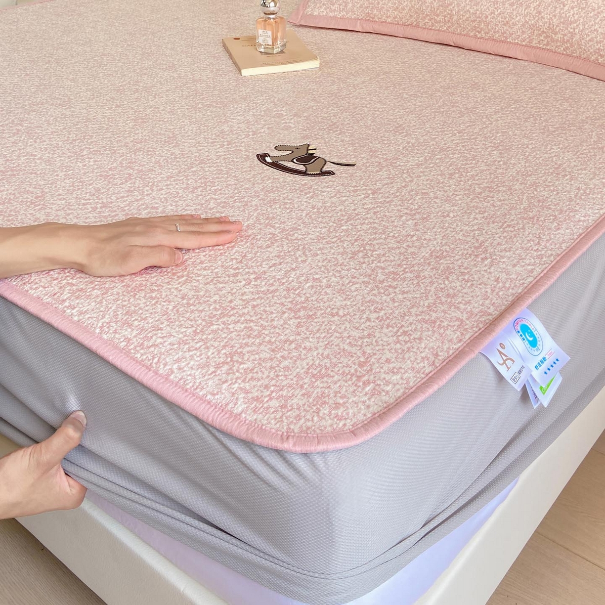 91家纺网 家纺一手货源 找家纺 帅露家纺 2026新款A类PE中分子绣花软凉席席子-慢摇时光 床笠款-慢摇时光粉