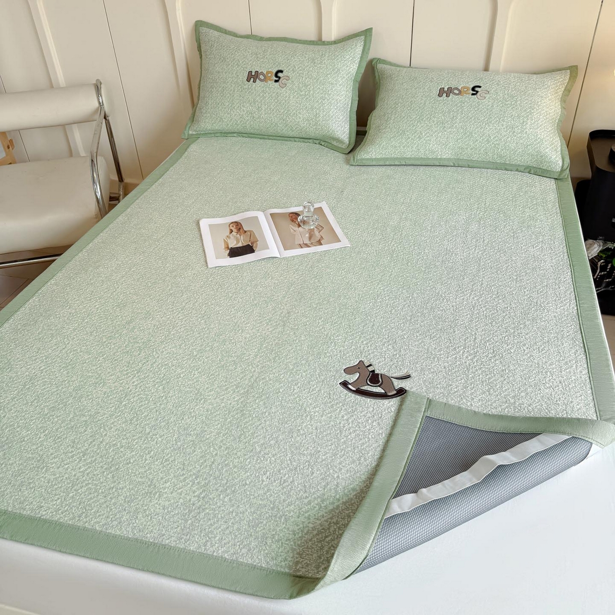 91家纺网 家纺一手货源 找家纺 帅露家纺 2026新款A类PE中分子绣花软凉席席子-慢摇时光 平铺款-慢摇时光绿