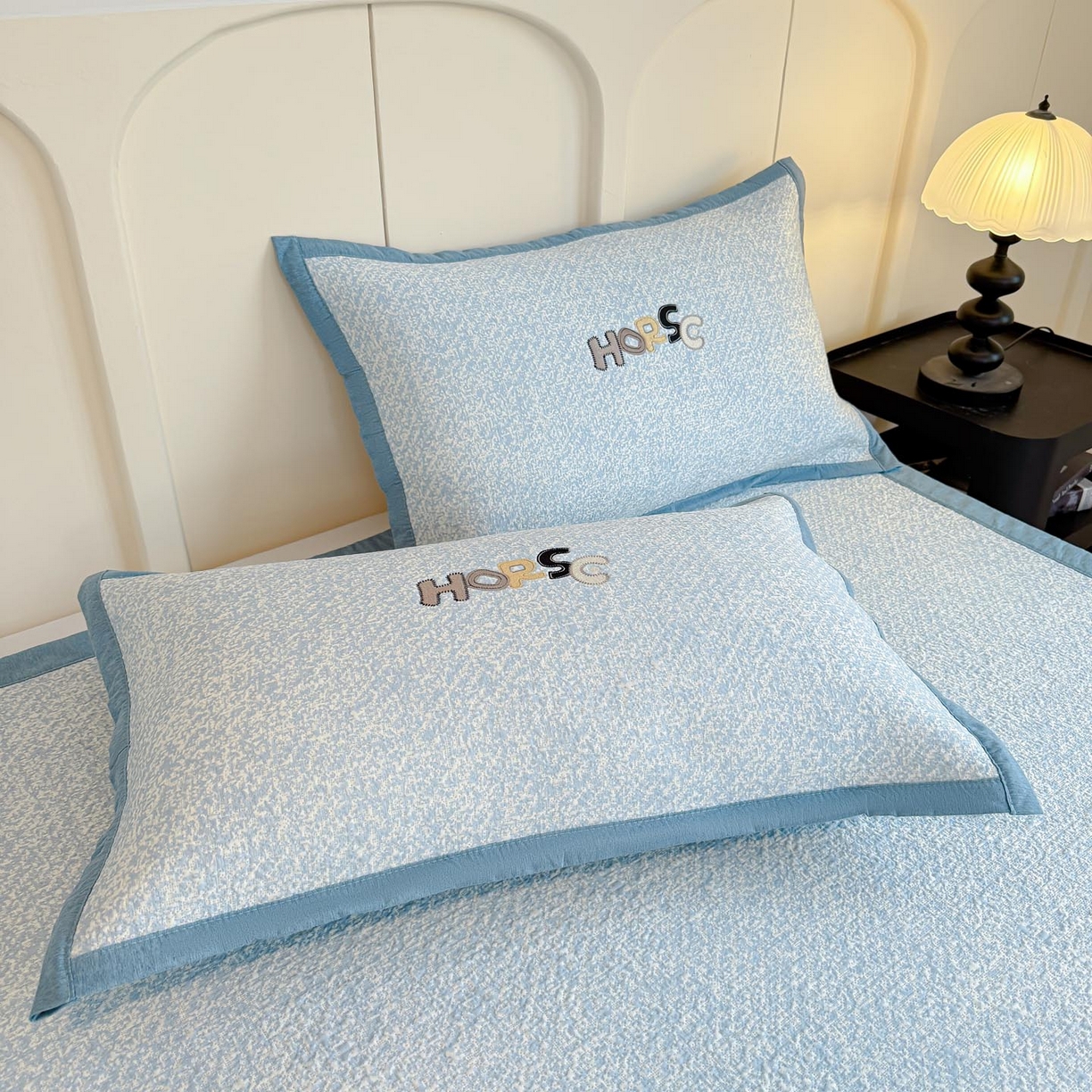 91家纺网 家纺一手货源 找家纺 帅露家纺 2026新款A类PE中分子绣花软凉席席子-慢摇时光 平铺款-慢摇时光蓝