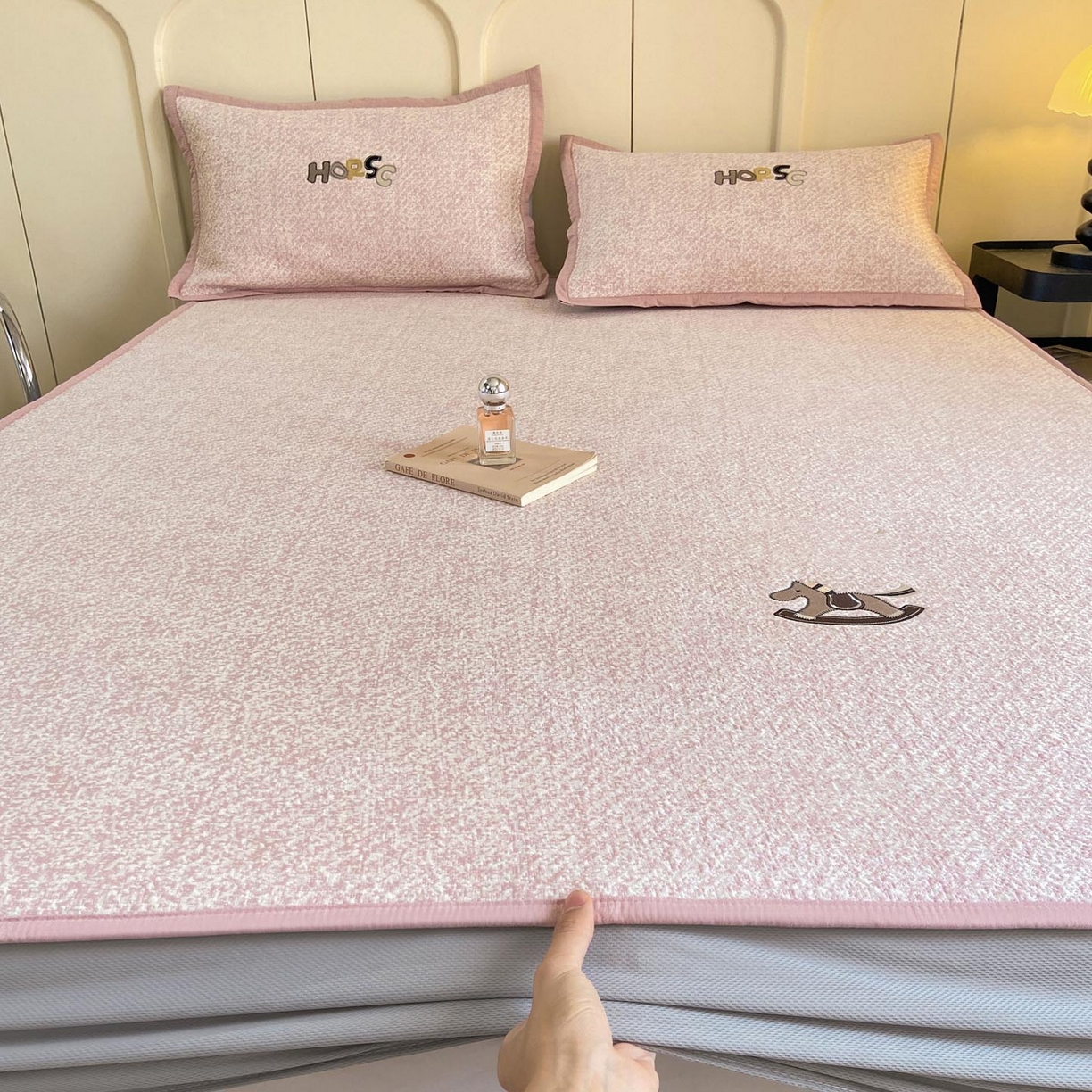 91家纺网 家纺一手货源 找家纺 帅露家纺 2026新款A类PE中分子绣花软凉席席子-慢摇时光 床笠款-慢摇时光粉