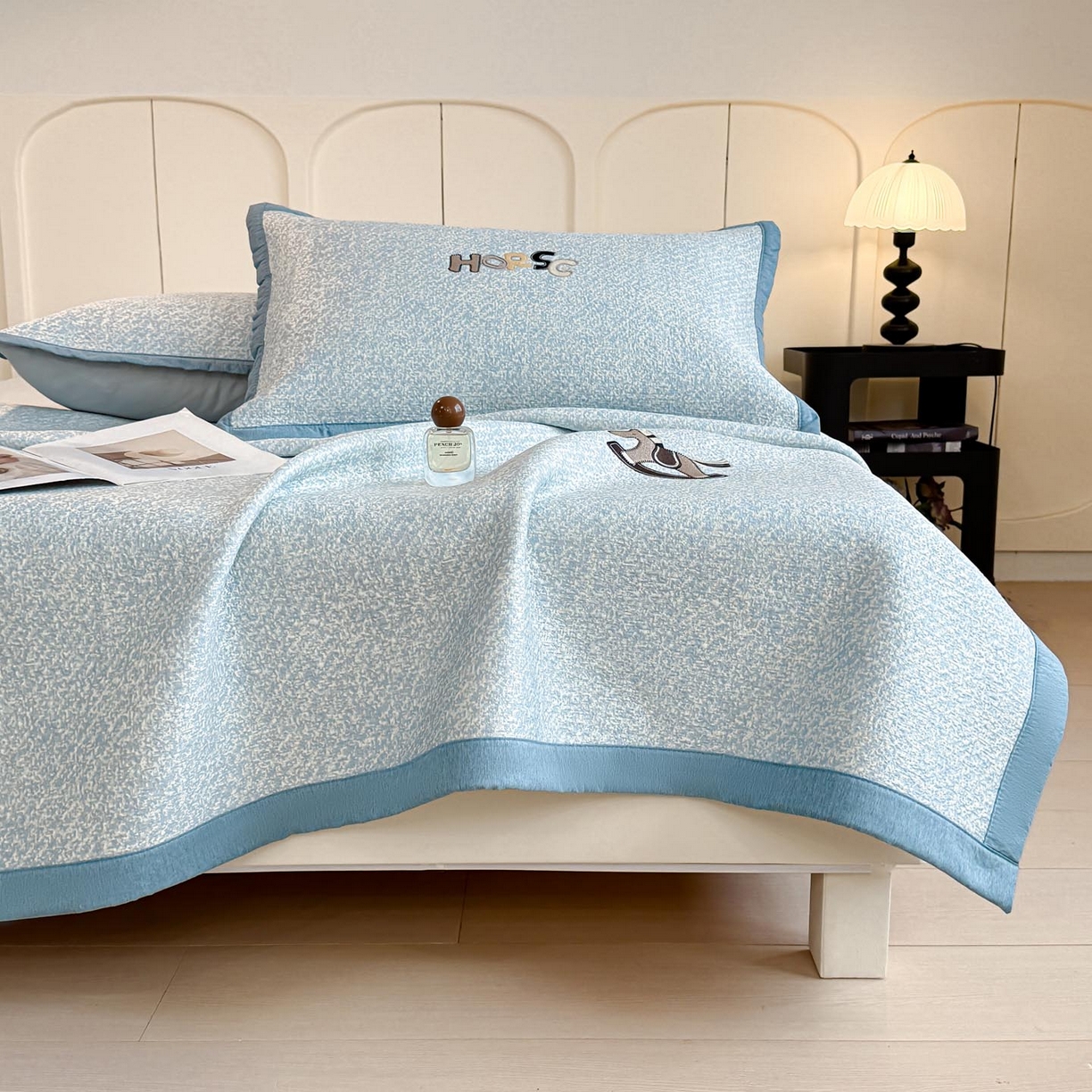 91家纺网 家纺一手货源 找家纺 帅露家纺 2026新款A类PE中分子绣花软凉席席子-慢摇时光 平铺款-慢摇时光蓝