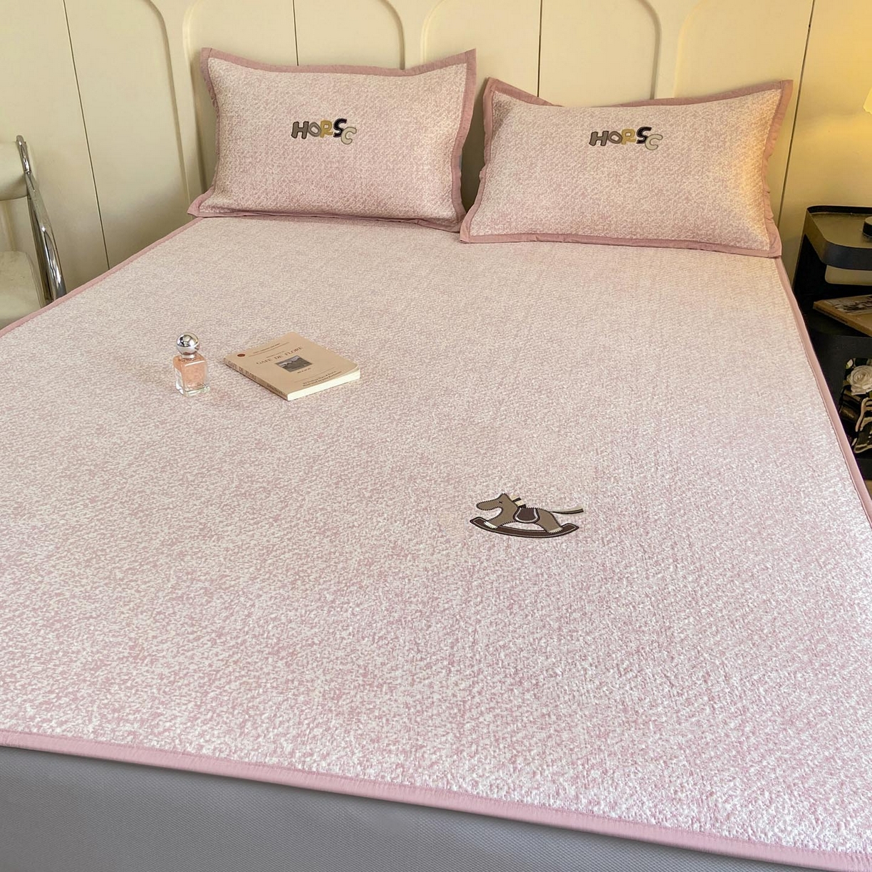 91家纺网 家纺一手货源 找家纺 帅露家纺 2026新款A类PE中分子绣花软凉席席子-慢摇时光 床笠款-慢摇时光粉