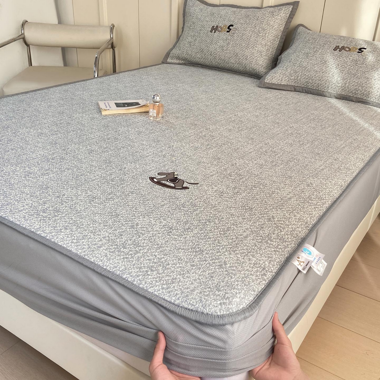 91家纺网 家纺一手货源 找家纺 帅露家纺 2026新款A类PE中分子绣花软凉席席子-慢摇时光 床笠款-慢摇时光灰