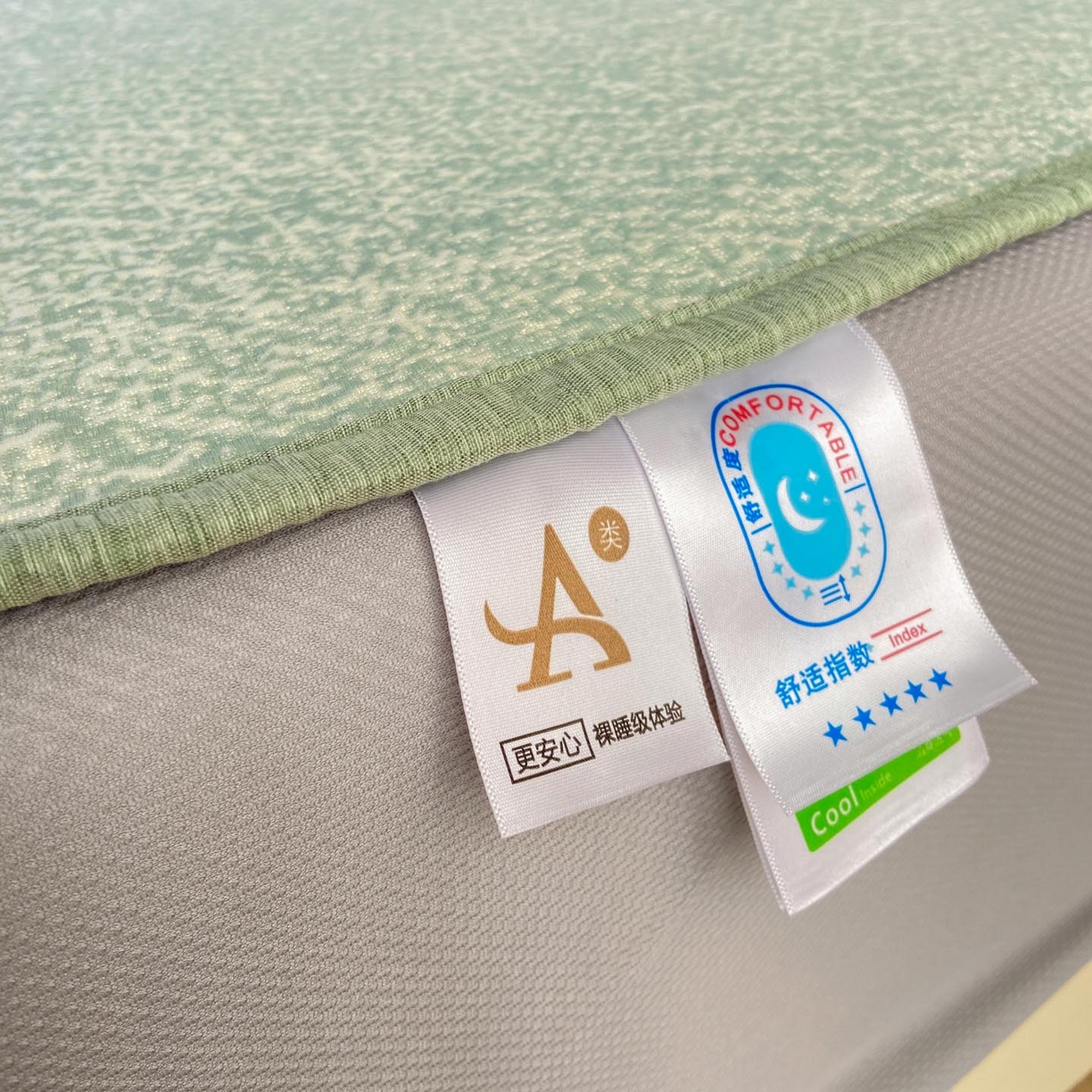 91家纺网 家纺一手货源 找家纺 帅露家纺 2026新款A类PE中分子绣花软凉席席子-慢摇时光 床笠款-慢摇时光绿