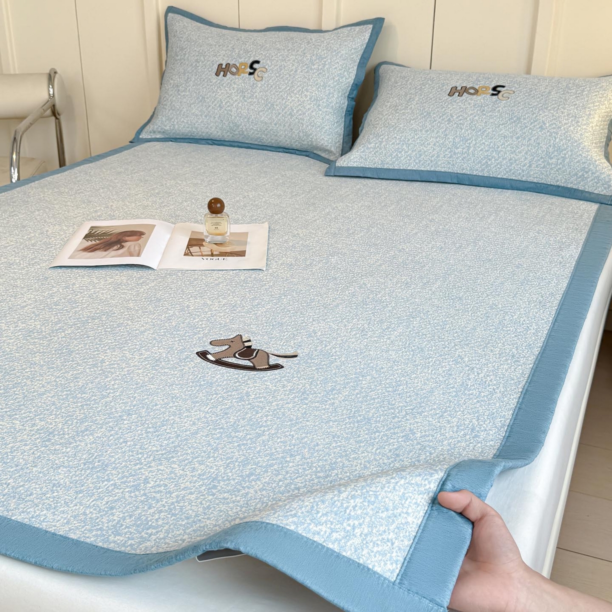 91家纺网 家纺一手货源 找家纺 帅露家纺 2026新款A类PE中分子绣花软凉席席子-慢摇时光 平铺款-慢摇时光蓝