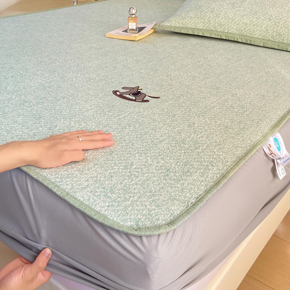 91家纺网 家纺一手货源 找家纺 帅露家纺 2026新款A类PE中分子绣花软凉席席子-慢摇时光 床笠款-慢摇时光绿