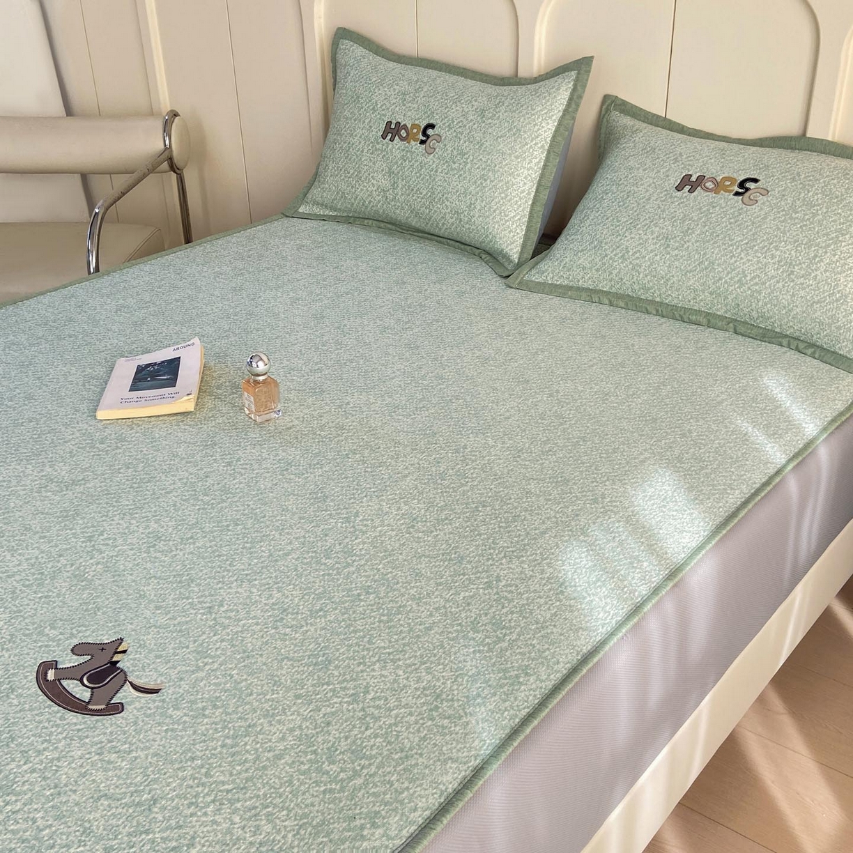 91家纺网 家纺一手货源 找家纺 帅露家纺 2026新款A类PE中分子绣花软凉席席子-慢摇时光 床笠款-慢摇时光绿